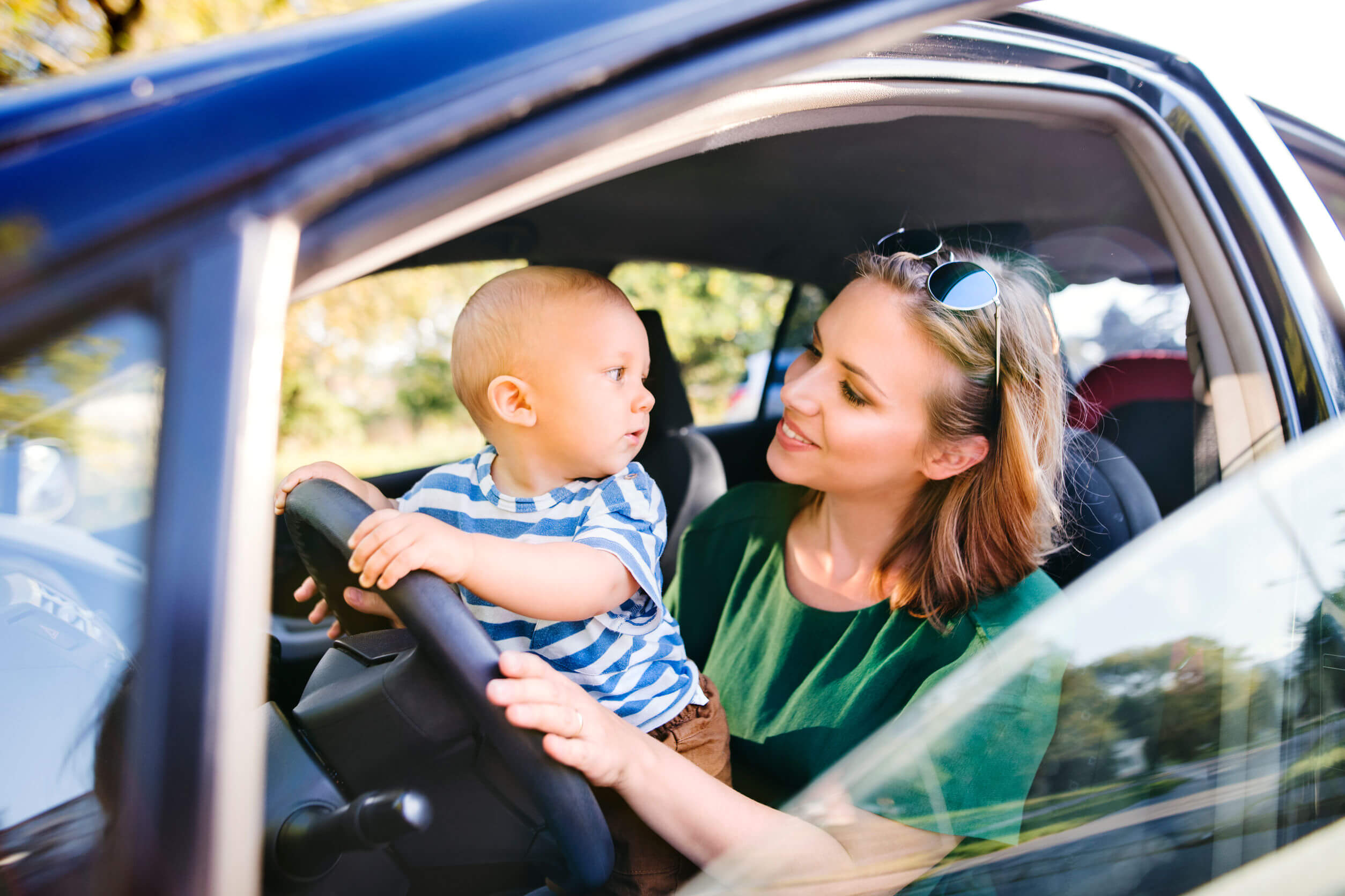 Машина маме с ребенком. Женщина с ребенком в автомобиле. Малыш с мамой в машине. Мама с ребенком за рулем. Автомобиль мама дети.