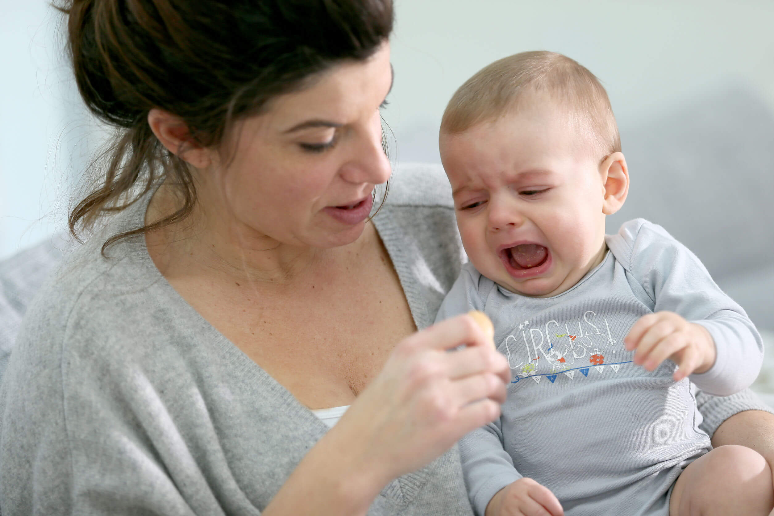 赤ちゃんが授乳中なのに泣いて暴れるのはなぜ？原因と対処法！