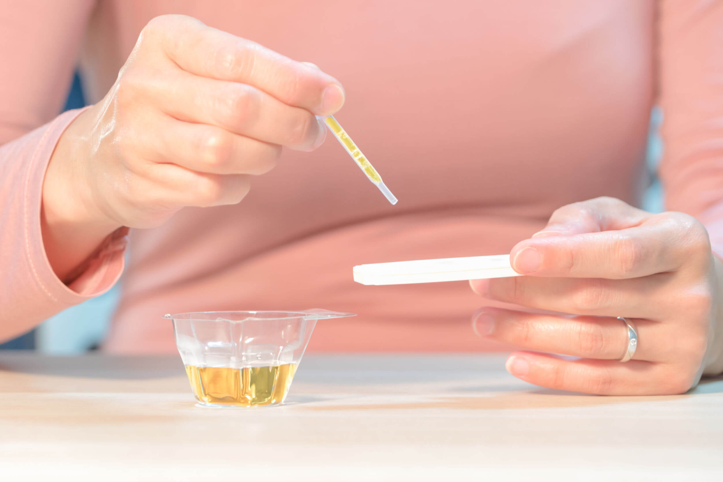 Тест на беременность на еде. Тест на беременность с желтыми ногтями. Тест на беременность на зеленом столе. Черные ногти с тестом на беременность. Тест упал в мочу.